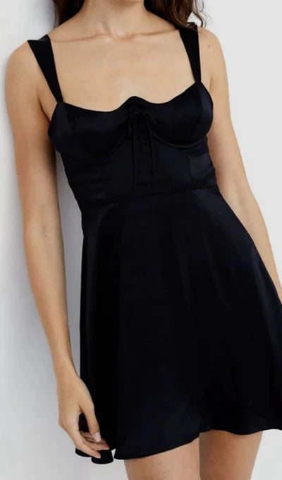 Vestido de fiesta sin mangas con cordones